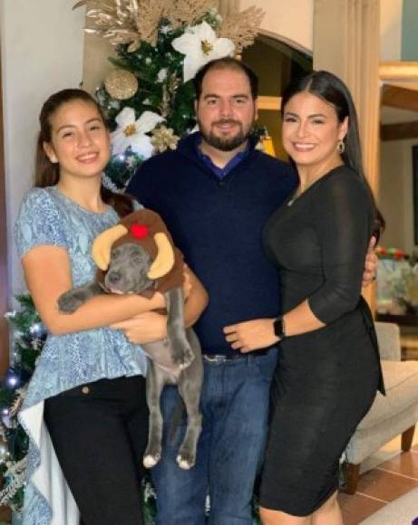 La presentadora de canal Once Samantha Velasquez pasó las fiestas con su hija,Ruth Velasquez, y su novio, Carlos Melara, 'mi mejor regalo', escribió la periodista.