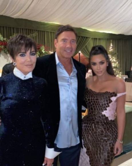 Las hermanas Kardashian Jenner celebraron una gran fiesta organizada por la mayor, Kourtney Kardashian, en donde Kim Kardashian llevó la fe junto a Kanye West.