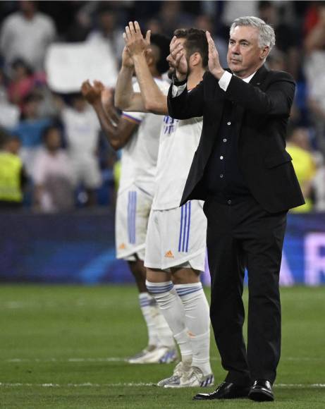 Carlo Ancelotti se quedó en el campo antes de la conferencia de prensa para agradecer el apoyo de los aficionados del Real Madrid.