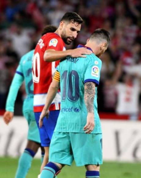 Messi es consolado por Antonio Puertas, del Granada, tras el partido en el estadio Nuevo Los Carmenes.