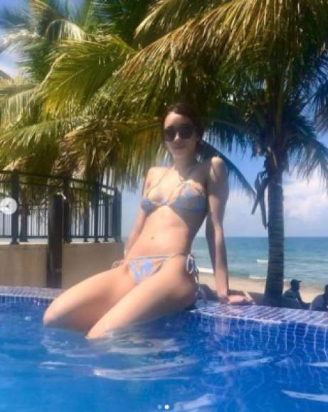 La presentadora posó ante las cámaras en la piscina de Playa Escondida. Su foto provocó furor entre sus seguidores.