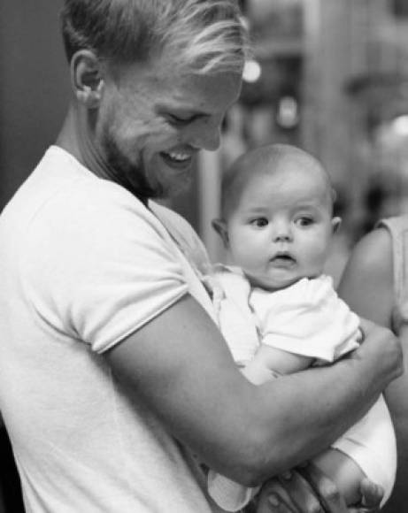 Una fotografía súper tierna con el pequeño Jonas. Sin duda alguna Avicii era un hombre empedernidamente tierno.