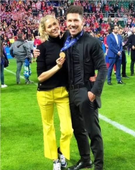 Carla Pereyra, pareja de Diego Simeone, llamó la atención en los festejos del Atlético de Madrid.