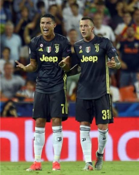 Cristiano Ronaldo reclama al árbitro junto a Federico Bernardeschi. Foto AFP