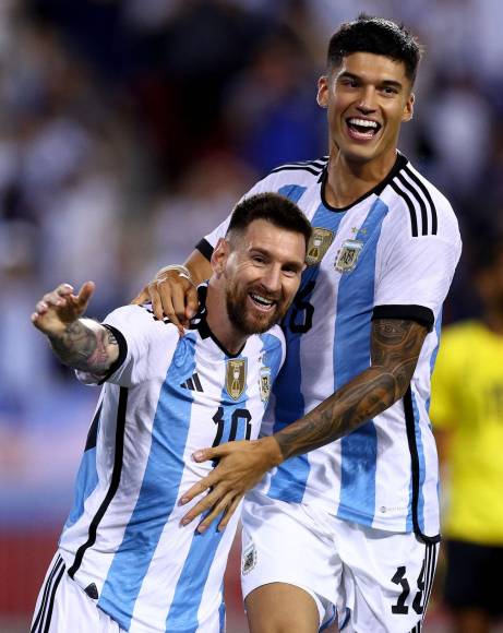 Messi celebrando con Joaquín Correa su primer gol del partido ante Jamaica.