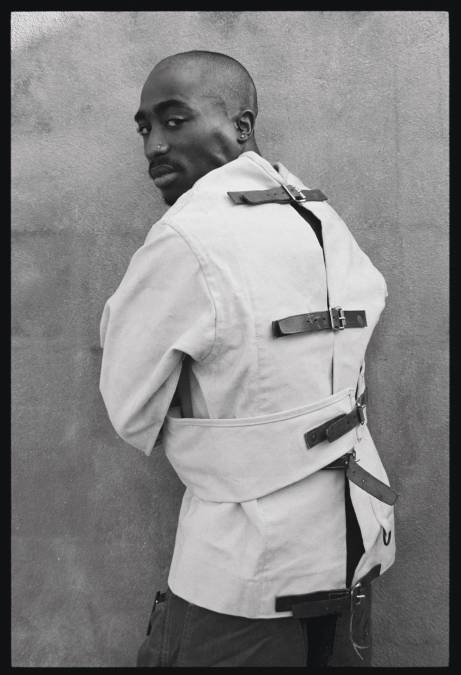 En 1993, Shawn Mortensen captó esta imagen con su cámra donde aparece el rapero Tupac mientras posa con una camisa de fuerza.