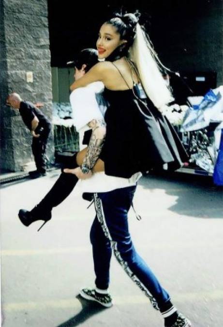 Pese a que terminó su relación en buenos términos, Ariana recibió muchas críticas por parte de los fans de Miller, quienes la acusaron de 'abandonar' al cantante por sus adicciones con el alcohol y las drogas.