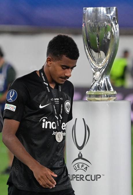 El delantero alemán Ansgar Knauff, cabizbajo tras recibir la medalla de subcampeón de la Supercopa de Europa.