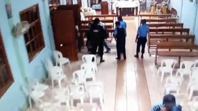 La Policía de Nicaragua allanó la iglesia Divina Misericordia para confiscar los equipos de transmisión de su radioemisora.