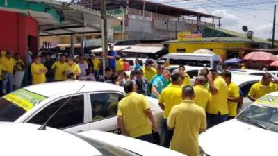 Los taxistas ocuparon las calles del centro de la ciudad con sus unidades.