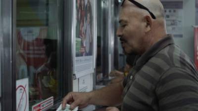 Con alegría, don Melvin recibe sus remesas en Banco Azteca.