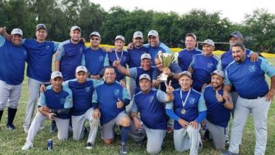 Todo el plantel de Rukys festeja con el trofeo en mano el título obtenido en Comayagua.