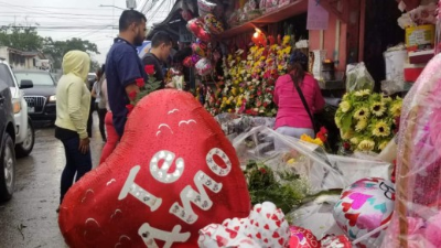 Cada 14 de febrero, buena parte del mundo celebra el Día del Amor y de la Amistad, el Día de los Enamorados, el día de San Valentín o como prefieras y Honduras no es la excepción, en donde las calles de San Pedro Sula se han llenado de motivos alusivos a la fecha.El amor está en el aire.