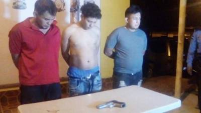 Los tres hombres son identificados por los pasajeros.