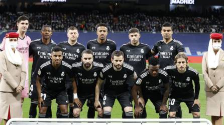 El Real Madrid y su 11 titular que fue goleado 4-0 por el Barcelona. Foto EFE.