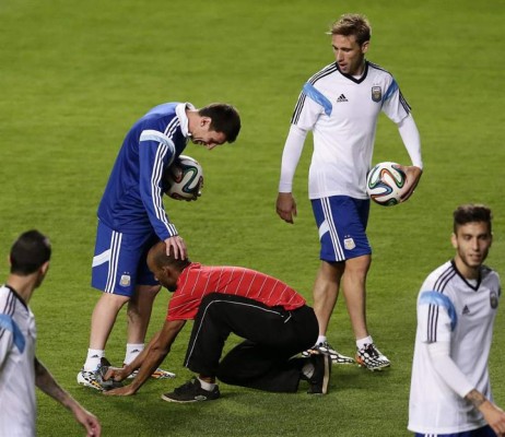 Un falso Ronaldinho engaña a Messi en entrenamiento de Argentina