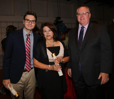 Honores para grandes con orgullo por Honduras