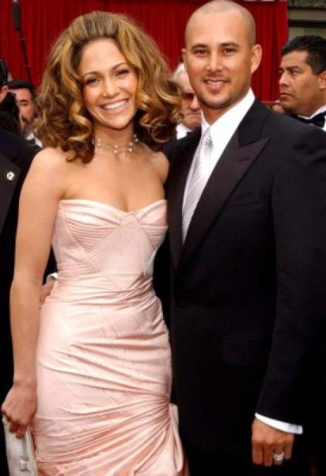 Cris judd<br/>2001-2002<br/><br/>Casi inmediatamente después de su separación de Combs, Jennifer se casó con Cris Judd, una de sus antiguas bailarines. De su relación, ella dijo: ' Amaba a Cris , aún lo amo, él es una de las mejores personas. No fue fácil alejarse de esto, pero no teníamos lo necesario para hacer que un matrimonio funcionara. Cris sabe que lo último que quise en este mundo fue herirlo '.