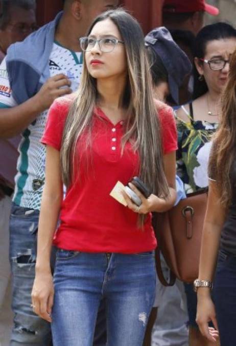 En Tocoa muchas chicas bonitas han llegado al estadio Francisco Martínez Durón.