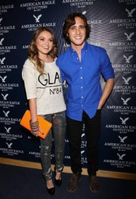 La hija de 'la Gaviota' también fue vinculada con Diego Boneta. Aunque nunca se pudo confirmar ningún de estos.<br/><br/>