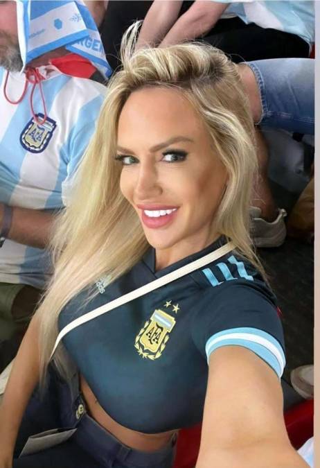 El diario sensacionalista Daily Star también le dedicó un artículo titulado “Sex symbol argentina que prometió salir a correr desnuda se saca fotos impresionantes en el estadio”.