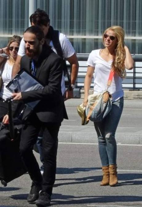 Aunque aterrizó entre grandes medidas de seguridad, Shakira no dudó en saludar y hacerse fotos con sus seguidores.