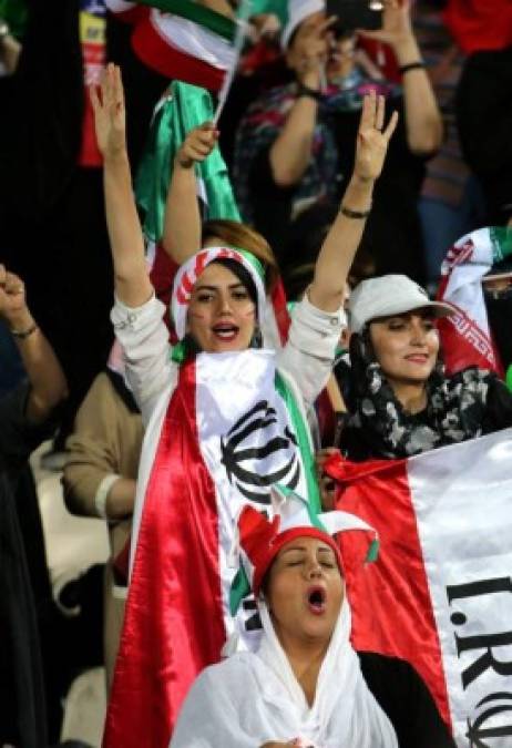 Las mujeres iraníes se vieron negar el acceso a los estadios, oficialmente para protegerlas de la grosería masculina, poco después de la Revolución Islámica de 1979.