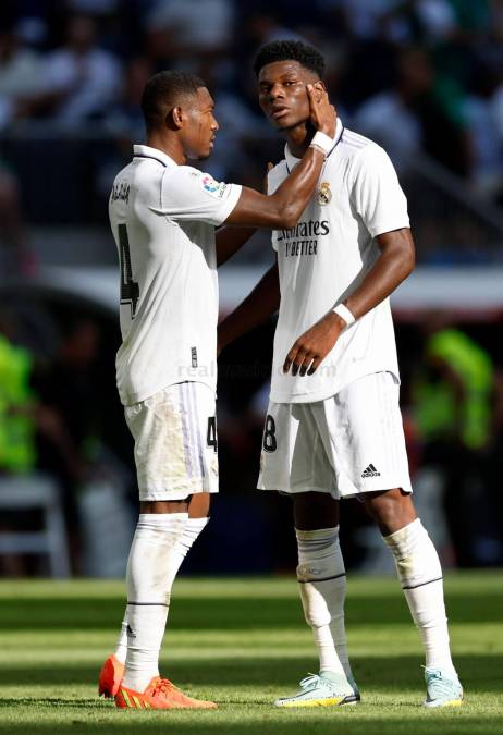 David Alaba y Aurélien Tchouaméni celebran el triunfo del Real Madrid ante el Betis.