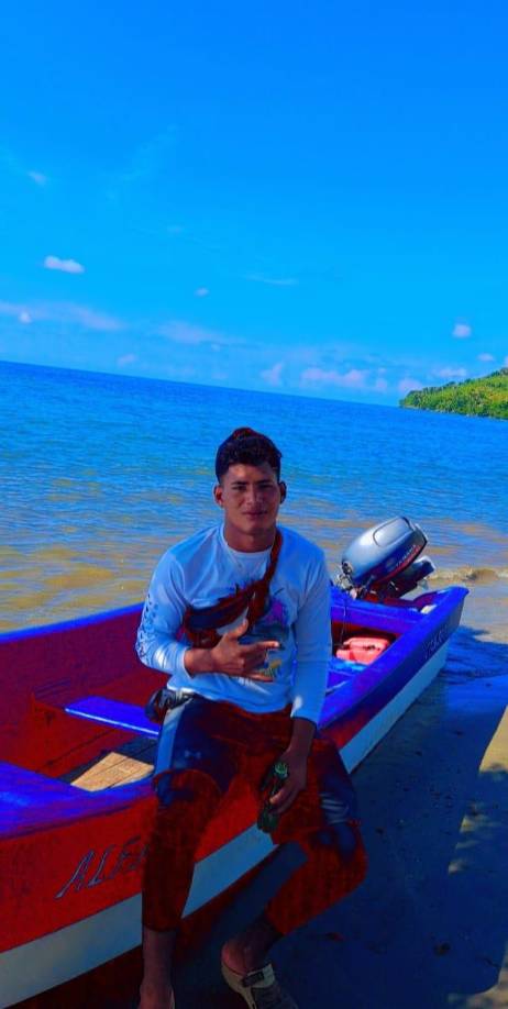 Los vecinos del lugar comenzaron a quitar las ramas apoyados de sus machetes, pero el esfuerzo fue en vano ya que Osmel estaba muerto. 