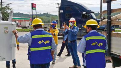 acción. Cuadrillas de la Enee retiraron ayer un transformador que operaba de forma ilegal.