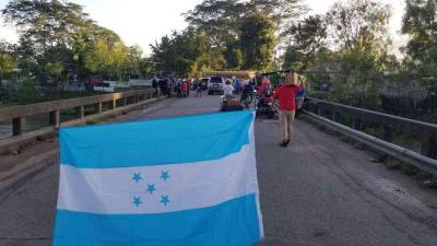 El puente sobre el río Tocoa fue escenario de manifestaciones ayer en el Bajo Aguán.