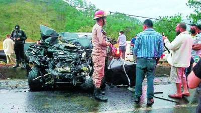 Los bomberos atendieron la emergencia provocada por el choque entre la rastra y el pick up.