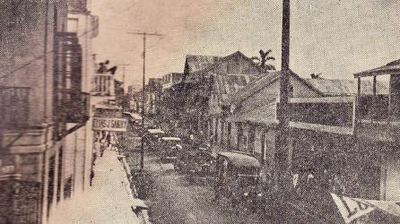 Fotografía de la ciudad tomada en 1936, donde se aprecia el tendido que abastecía de electricidad a varios comercios.
