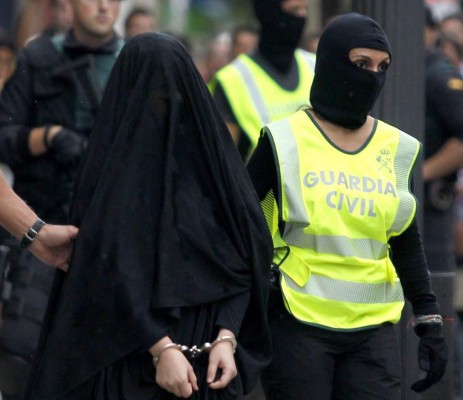 Policía asalta a detenida para pagarse himen nuevo antes de boda