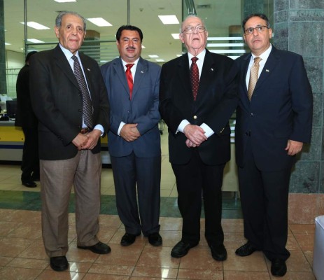 Jorge Bueso Arias es galardonado por Banco del País