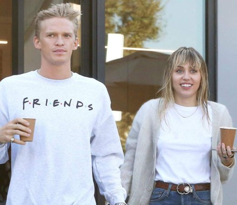 Miley Cyrus termina con Cody Simpson y lanza canción