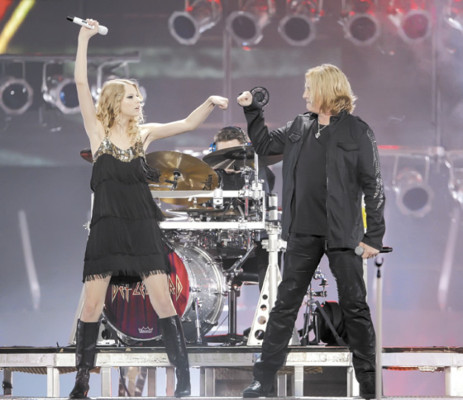 Taylor Swift brilla en los CMT Music Awards