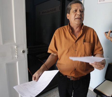 Denuncian a maestra nombrada con 4 plazas
