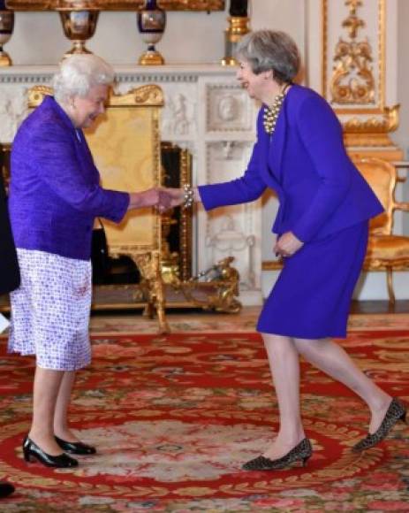Al evento asistió la primera ministra, Theresa May, quien combinó con la reina Isabel II al elegir un vibrante conjuntos en color purpura.<br/>