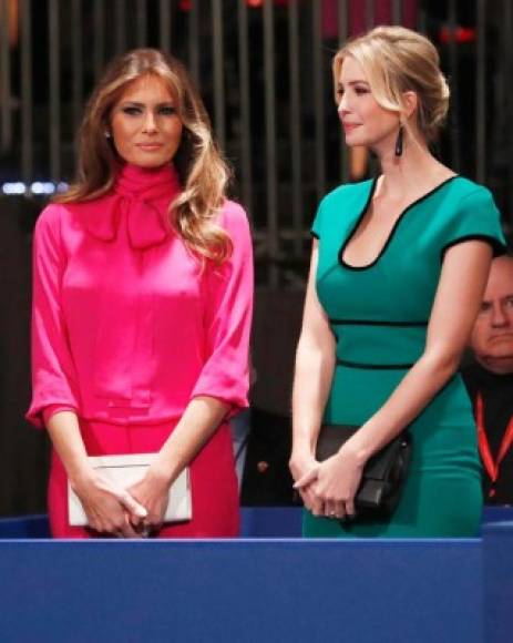 Melania lució un modelo pussy-bow, como se conoce en el mundo de la moda a ese modelo de blusa. El atuendo fue inmediatamente relacionado con la palabra que usó el magnate para denigrar a la mujeres en un escándalo nacional en EEUU.