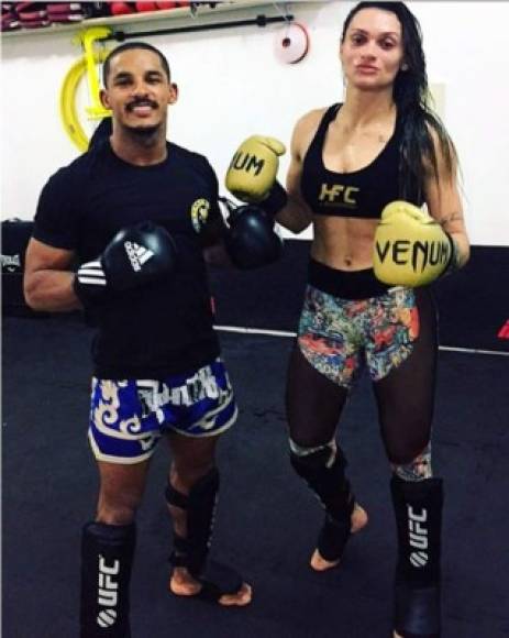 La luchadora de artes marciales mixtas (MMA) le dio una paliza a un acosador en una playa de Rio de Janeiro.