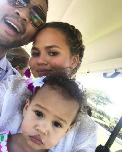 Chrissy Teigen, modelo y esposa del cantante John Legend también evacuó su hogar. 'Nunca pensé que tendría que jugar aquel juego hipotético de qué agarraría en caso de incendio. Por ahora todo lo que tengo es a Luna (su hija), unas Oreos edición limitada y mi premio Spike TV', escribió en su cuenta de Twitter.