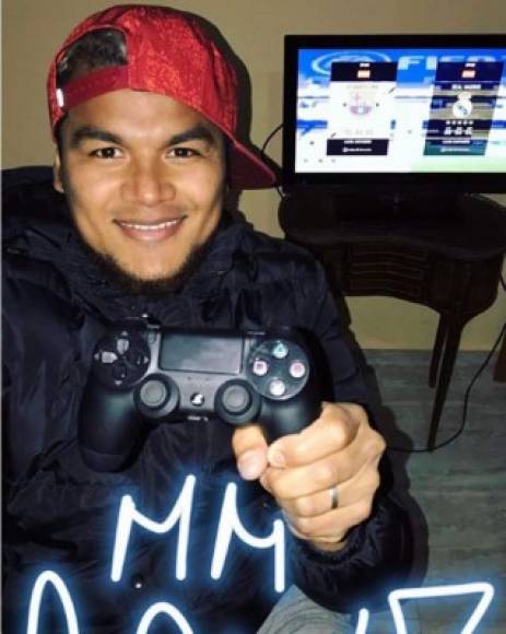 Mario Martínez es uno de los futbolistas hondureños que más juga al FIFA. Hace reto con otros jugadores y amigos.