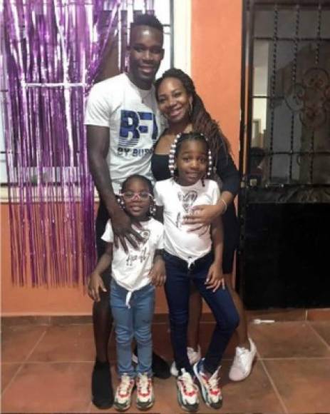 Román Rubilio Castillo - El atacante del Motagua colgó está imagen a su Instagram junto a su esposa Angie García e hijas.