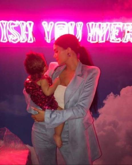 Aunque la hija de Kylie Jenner y y Travis Scott, no recordarán su primera fiesta de cumpleaños, la pareja se encargó de que fuera inolvidable para sus invitados.<br/><br/>