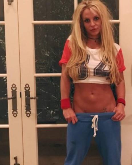 En esta fotografía Spears causó revuelo al mostrar su trabajado abdomen.