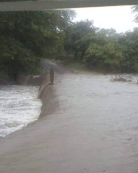 En Valle aumentó el caudal de los ríos, lo cual obligó a las autoridades de Copeco a evacuar a unas 50 personas e instalarlas en albergues temporales en Nacaome y San Lorenzo.