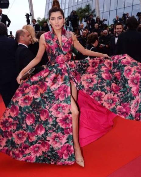 Este lunes la intérprete, que lleva varios días paseándose por el Festival de Cine de Cannes con atuendos, cada cual más revelador, ha vuelto a tener un error de vestuario a su paso por la alfombra roja de la proyección de la película 'La Belle Époque'.