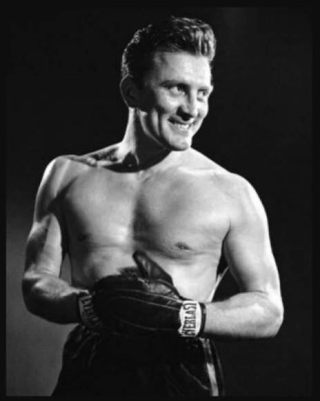 Después de servir en la Segunda Guerra Mundial- en la campaña del Pacífico- encadenó papeles de poca monta antes de abrazar el éxito en 1949 con 'El ídolo de barro', donde encarnaba a un boxeador.