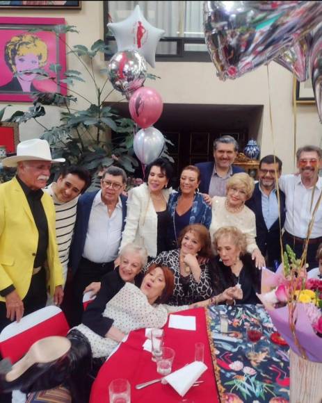 Silvia Pinal recibió felicitaciones por parte de sus hijos y como es costumbre de cada año le llevaron mariachis y le organizaron una pequeña pero cálida reunión en el hogar de la actriz ubicado en Jardines del Pedregal. 
